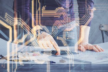 Dijital bir cihaz ve teknoloji temalı hologram çizimi kullanarak insanın elini tutarken çift pozlama. Teknoloji konsepti.