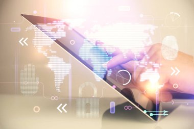 Dijital bir cihaz ve harita kullanarak insanın elini tutarken birden fazla pozlama. Uluslararası iş kavramı.