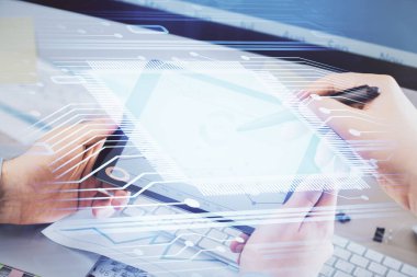 Dijital bir cihaz ve veri temalı çizim kullanan bir adamın el ele tutuşması. Yenilik kavramı.