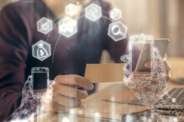 Dijital bir cihaz ve teknoloji temalı hologram çizimi kullanarak insanın elini tutarken çift pozlama. Teknoloji konsepti.