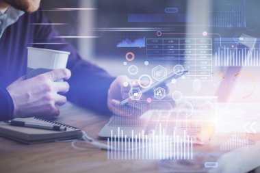 Dijital bir cihaz ve veri temalı çizim kullanan bir adamın el ele tutuşması. Yenilik kavramı.