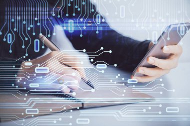 Teknolojiye çifte maruz kalma, hologram ve cep telefonu kullanan bir kadın..