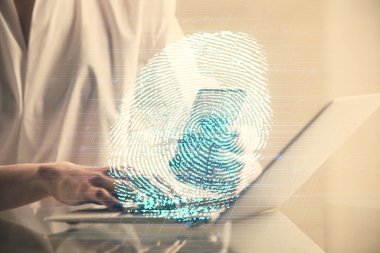 Parmak izi hologramına çifte maruz kalma ve mobil cihaz kullanan bir kadın. Güvenlik kavramı.