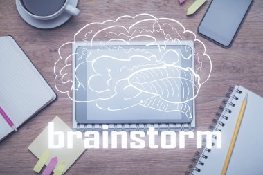 Masanın üzerinde telefonla çizim yaparken çok fazla şeye maruz kalmış. Üst Manzara. Başlangıcın konsepti.