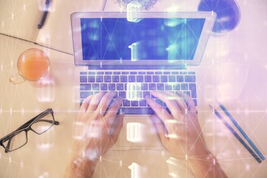 İnsan elinin bilgisayar klavyesi ve veri temalı hologram çiziminin üzerine yazarken çoklu pozlama. Üst Manzara. Teknoloji konsepti.