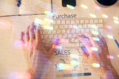 İnsan elinin bilgisayar klavyesi ve veri temalı hologram çiziminin üzerine yazarken çoklu pozlama. Üst Manzara. Teknoloji konsepti.