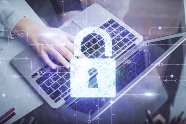 Bilgisayarda çalışan ve hologram çizimlerini kilitleyen kadın elleri çift pozlama. Güvenlik kavramı.