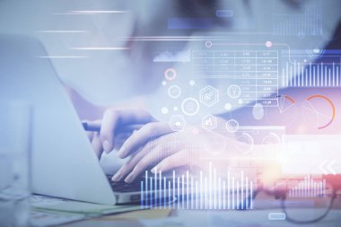 Bilgisayar ve veri temalı hologram çizimleri üzerinde çalışan kadın ellerine çok fazla maruz kalma. Teknoloji kavramı.