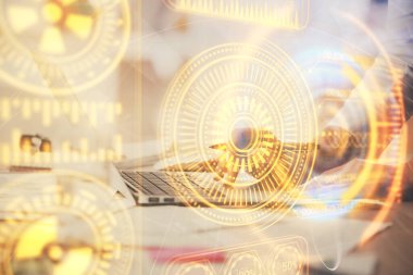 Bilgisayar ve teknoloji temalı çizimlerde kadın elinin çifte pozlanması. Yüksek Teknoloji kavramı.