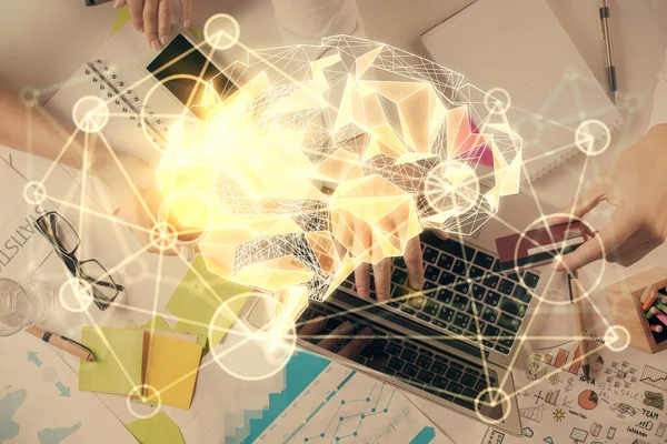 Bilgisayar klavyesinde ve beyin hologramı çizimlerinde insan elinin çifte pozu. Üst Manzara. Ai ve veri teknolojisi kavramı.