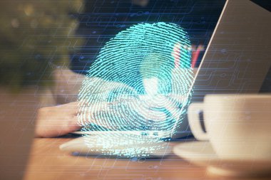 Bilgisayarda yazı yazan ve parmak izi çizimi yapan bir kadının ellerine iki kez maruz kalmış. Güvenlik kavramı.