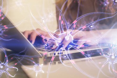 Kadın elinin bilgisayarda ve nöron çizimlerinde çifte pozlama. Eğitim kavramı.