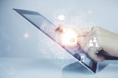 Dijital bir cihaz ve şehir çizimi kullanarak insanın ellerini tutarken çift pozlama.