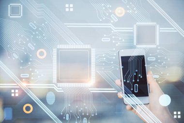 Teknolojiye çifte maruz kalma, hologram ve cep telefonu kullanan bir kadın..