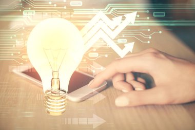 Ampul hologramına çift pozlama ve mobil cihaz kullanan bir kadın. Fikir kavramı.