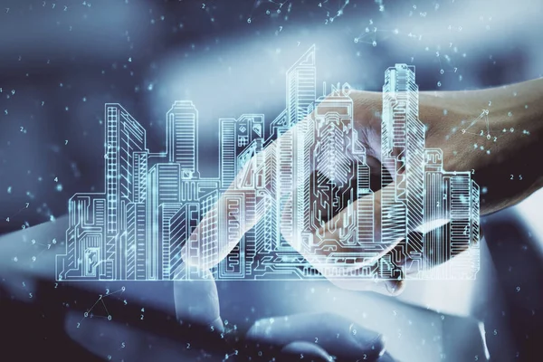 Dijital bir cihaz ve şehir çizimi kullanarak insanın ellerini tutarken çift pozlama.