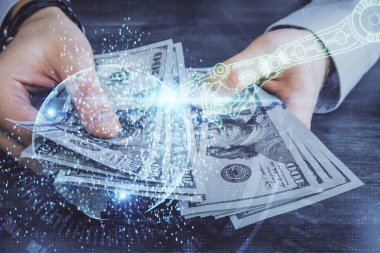 Teknolojiye çoklu maruz kalma hologram, dolar banknotları ve insan eli. Veri kavramı