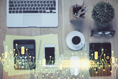 Çalışma masasının üzerine teknoloji teması çizimi çifte pozlama. Üst Manzara. Küresel veri analiz kavramı.