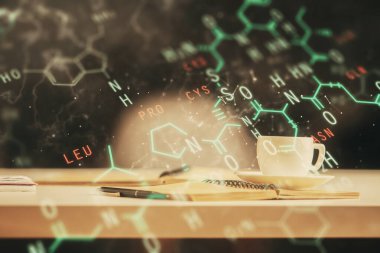 Masa arkasında kahve ve eşyalar olan formül çizimi ve masaüstüne çift pozlama. Eğitim kavramı