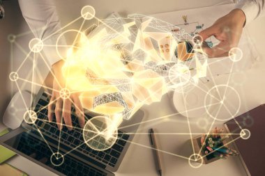 Bilgisayar klavyesinde ve beyin hologramı çizimlerinde insan elinin çifte pozu. Üst Manzara. Ai ve veri teknolojisi kavramı.