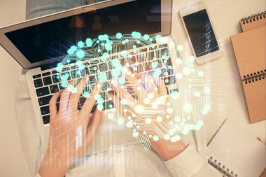 Bilgisayar ve insan beyin hologramı çizimleri üzerinde çalışan bir kadının çifte pozu. Üst Manzara. Ai kavramı.