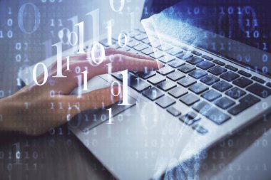 Bilgisayar ve veri temalı hologram çizimlerinde çalışan kadın elleri çift pozlama. Teknoloji kavramı.