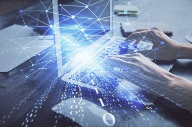 Bilgisayar ve veri temalı hologram çizimlerinde çalışan kadın elleri çift pozlama. Teknoloji kavramı.