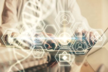 Bilgisayarda yazı yazan ve DNA hologramı çizen bir kadının ellerine iki kez maruz kalmış. Tıp eğitimi kavramı.