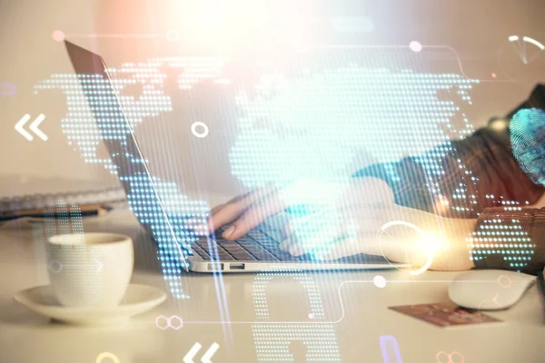 Bilgisayar ve dünya haritası çizimleri üzerinde çalışan kadın elleri çift pozlama. Uluslararası teknoloji sektörü konsepti.