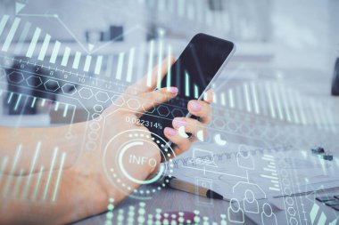 Dijital bir cihaz ve teknoloji temalı hologram çizimi kullanarak insanın elini tutarken çift pozlama. Teknoloji konsepti.