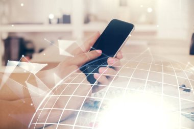 Dijital bir cihaz ve harita kullanarak insanın elini tutarken birden fazla pozlama. Uluslararası iş kavramı.