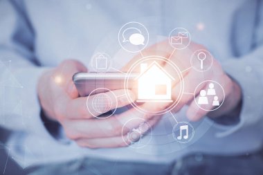 Dijital bir cihaz ve şehir çizimi kullanarak insanın ellerini tutarken çift pozlama.