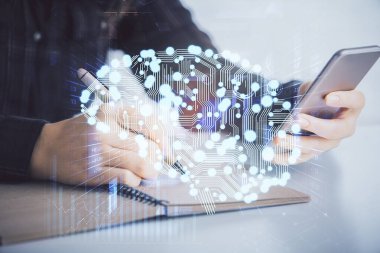 Beyin çizimine çift pozlama ve cep telefonu kullanan kadın hologramı..