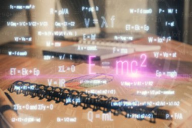 Formül çizimine ve açık defter arkaplanlı masaya çifte maruz kalma. Eğitim kavramı