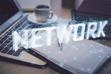 Teknoloji temalı çizimlere ve masa arkasında kahve ve eşyalar olan masaüstüne çoklu pozlama. Veri araştırması kavramı.