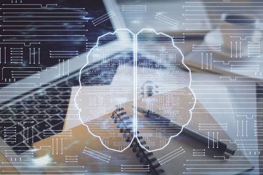 Masa arkasında kahve ve eşyalar olan iki kat beyin çizimi ve masaüstü görüntüsü. Araştırma kavramı.