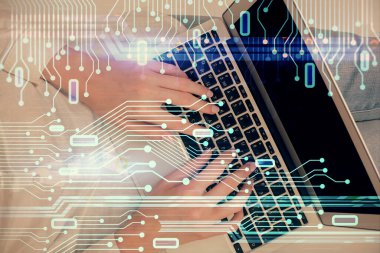 Bilgisayar ve veri temalı hologram çizimlerinde çalışan kadın elleri çift pozlama. Üst Manzara. Teknoloji konsepti.