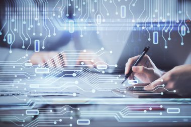 Bilgisayar ve veri temalı hologram çizimlerinde çalışan kadın elleri çift pozlama. Teknoloji kavramı.