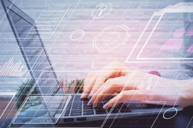 Bilgisayar ve veri temalı hologram çizimlerinde çalışan kadın elleri çift pozlama. Teknoloji kavramı.