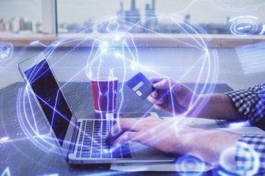 Elinde kredi kartı ve eğitim teması çizimi olan bir adamın çift pozu. Çevrimiçi öğrenim ve E-ticaret kavramı.