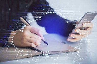 Teknolojiye çifte maruz kalma, hologram ve cep telefonu kullanan bir kadın..