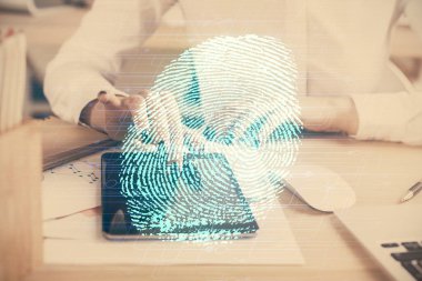 Parmak izi hologramına çifte maruz kalma ve mobil cihaz kullanan bir kadın. Güvenlik kavramı.