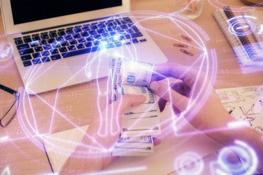 Eğitim temasının çoklu pozlandırılması hologram, Amerikan doları banknotları ve insan eli.