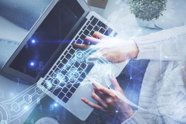 Bilgisayar ve teknoloji temalı hologram çizimlerinde çalışan kadın elleri çift pozlama. Üst Manzara. Teknoloji konsepti.