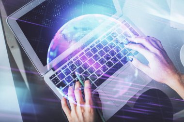 Bilgisayar ve teknoloji temalı hologram çizimlerinde çalışan kadın elleri çift pozlama. Üst Manzara. Teknoloji konsepti.