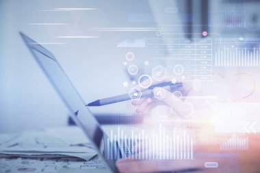 Bilgisayar ve veri temalı hologram çizimleri üzerinde çalışan kadın ellerine çok fazla maruz kalma. Teknoloji kavramı.