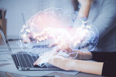 Bilgisayar ve beyin hologramı çizimleri üzerinde çalışan çok sayıda kadın eli var. Ai kavramı.