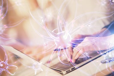 Kadın elinin bilgisayarda ve nöron çizimlerinde çifte pozlama. Eğitim kavramı.