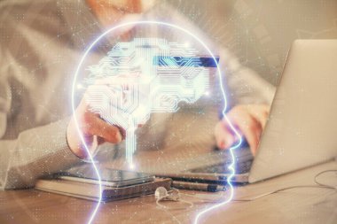 Kredi kartı ve beyin temalı çizimlerle bilgisayarda yazarken çift pozlama. E-ticaret ve yapay zeka kavramı.