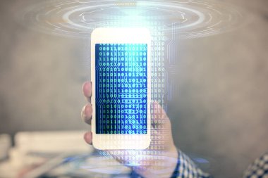 Bir adamın elini tutarken ve dijital bir cihaz ve veri temalı hologram çizimi kullanırken çift pozlama. Teknoloji konsepti.